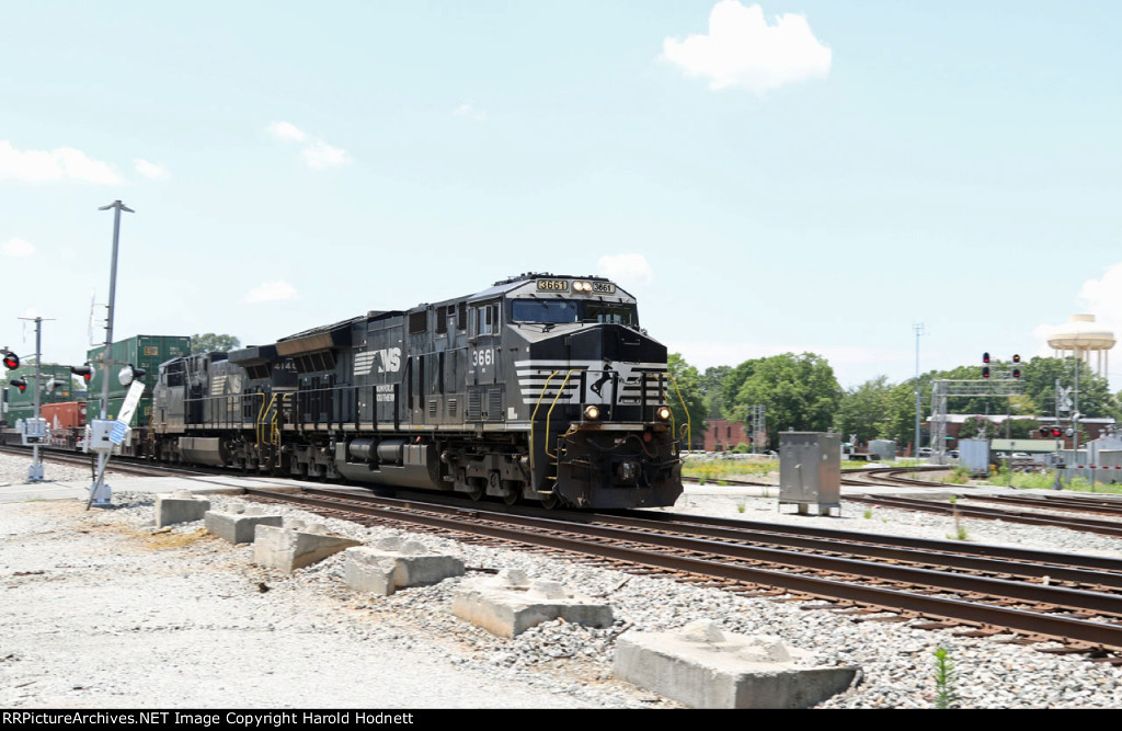 NS 3661 leads train 204 northbound